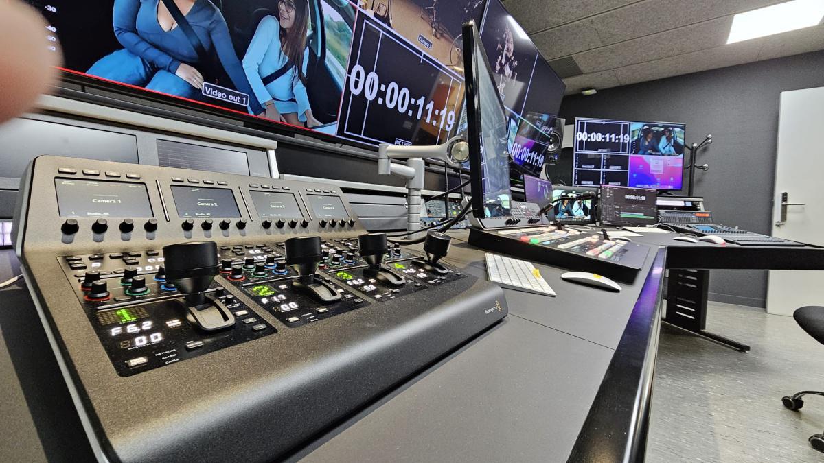 El Departamento de Estudios de Comunicación de la Universidad Rovira i Virgili en Tarragona mejora el plató e incorpora nuevos avances tecnológicos El Departamento de Estudios de Comunicación de la Universidad Rovira i Virgili en Tarragona mejora el plató e incorpora nuevos avances tecnológicos