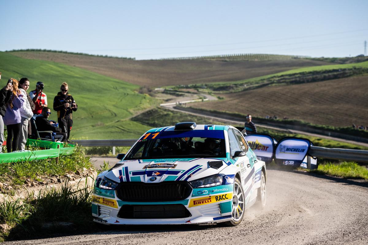 Jan Solans y Rodrigo Sanjuán (Skoda) lideran a tres tramos del final del 40º Rallye Internacional Sierra Morena Jan Solans y Rodrigo Sanjuán (Skoda) lideran a tres tramos del final del 40º Rallye Internacional Sierra Morena