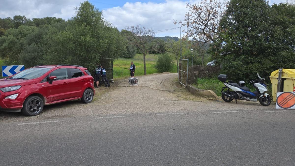 13:08 | TC10 Ermitas-Trassierra › URGENTE, necesitamos que el dueño del coche rojo lo mueva a otro lugar, necesitamos la zona libre. Colabora con nosotros, muchas gracias.