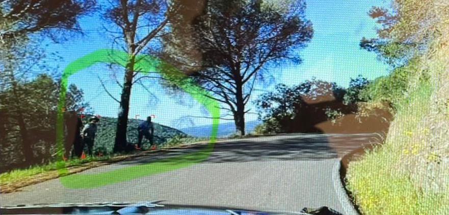 10:06 | TC9 Villaviciosa › [FOTO] MUY URGENTE, la gente que estáis detrás de los guardarraíles os tenés que quitar de ahí de manera URGENTE. Sitúate en sitios altos y elevados por favor. Colabora con nosotros, muchas gracias.