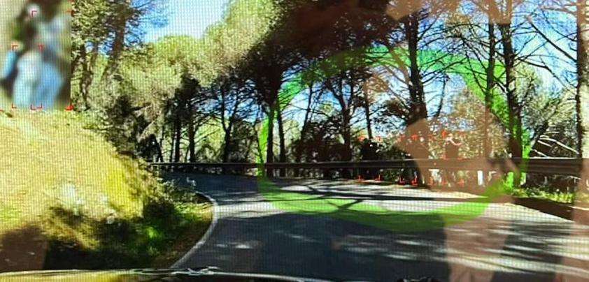 10:06 | TC9 Villaviciosa › [FOTO] MUY URGENTE, la gente que estáis detrás de los guardarraíles os tenés que quitar de ahí de manera URGENTE. Sitúate en sitios altos y elevados por favor. Colabora con nosotros, muchas gracias.