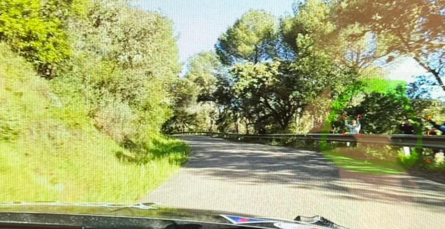 10:06 | TC9 Villaviciosa › [FOTO] MUY URGENTE, la gente que estáis detrás de los guardarraíles os tenés que quitar de ahí de manera URGENTE. Sitúate en sitios altos y elevados por favor. Colabora con nosotros, muchas gracias.