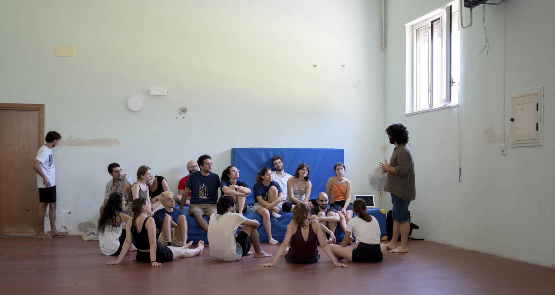 Simone Bevilacqua mentre dialoga coi ragazzi della residenza culturale.
