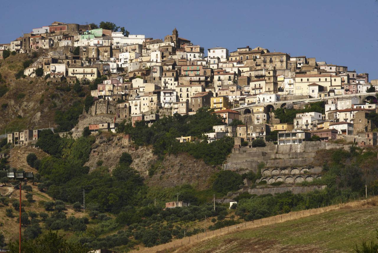 Antiche case di Melissa arroccate al promontorio