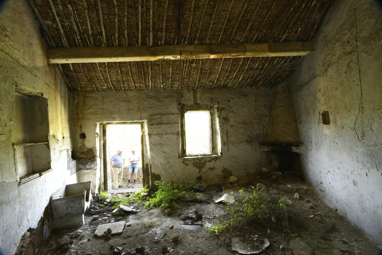Una delle vecchie case abbandonate del centro storico. Un unico ambiente doveva bastare per tutti.  