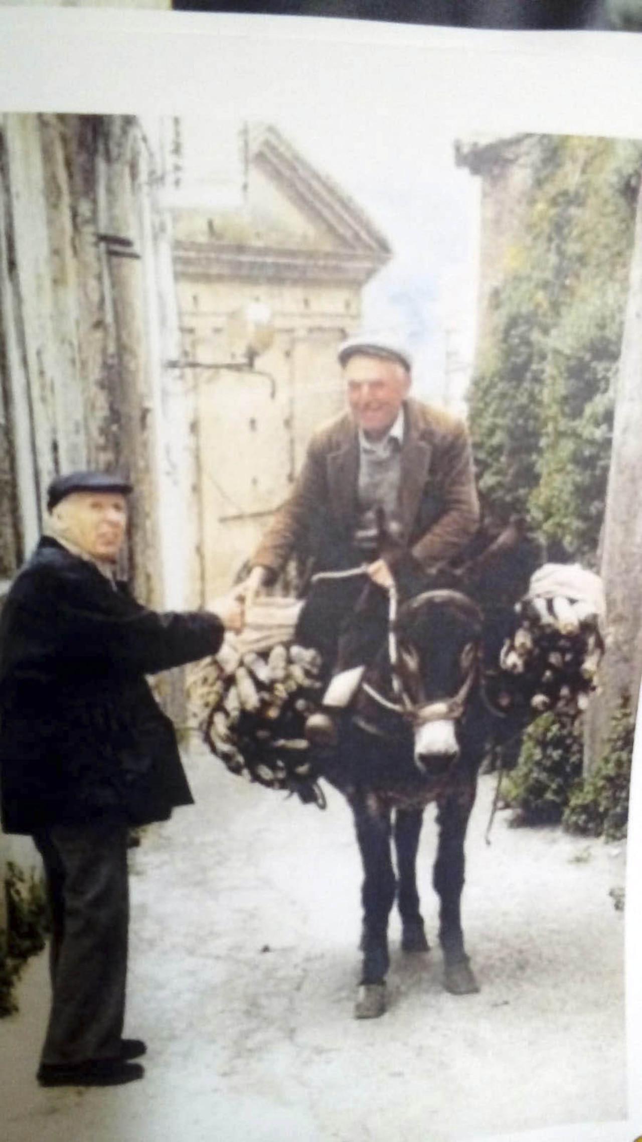 Rarissima immagine di Ernesto Treccani che saluta un melissese a dorso di mulo 