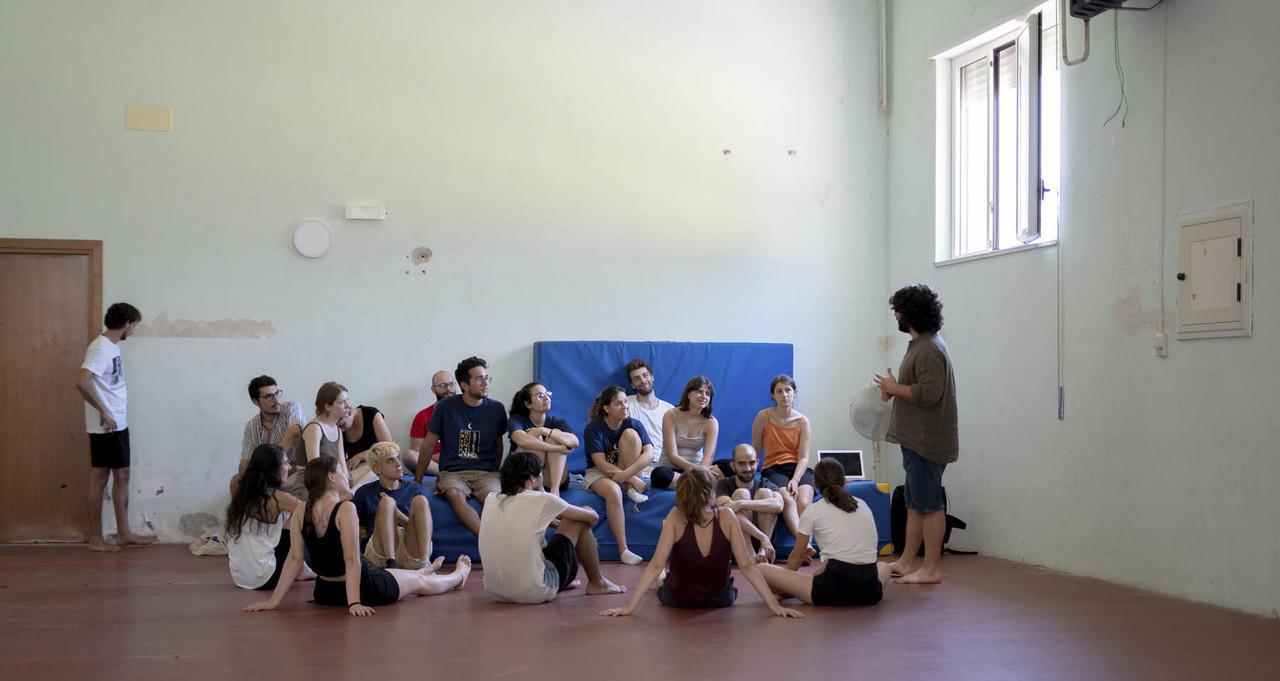 Simone Bevilacqua mentre dialoga coi ragazzi della residenza culturale.