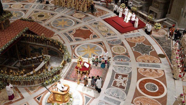 Papa Francisco en Nochebuena: el amor que transforma la historia y la llamada a la Adoración