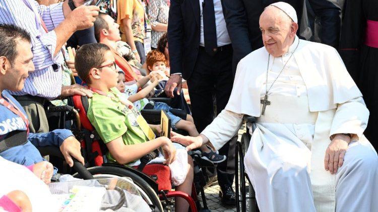 Papa Francisco Diferencia entre curar y cuidar: un llamado a la compasión en la Jornada Mundial del Enfermo