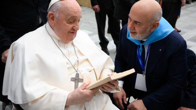 El Papa advierte sobre el equilibrio entre tecnología y creatividad en encuentro con empresarios italianos
