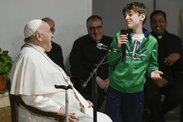 El Papa Francisco visita “por sorpresa” a 200 niños en una parroquia de Roma