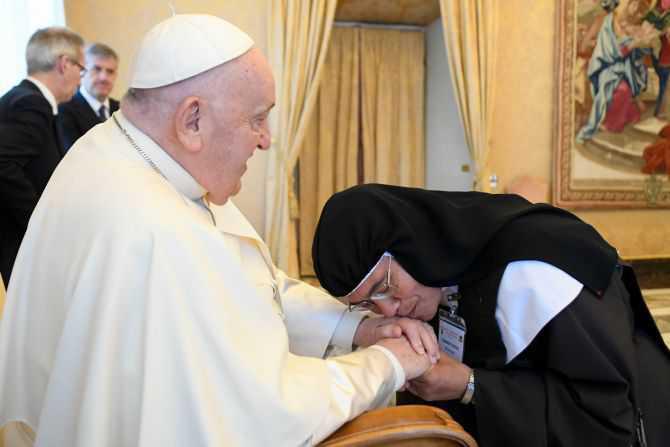 Papa Francisco recibe a las hermanas Carmelitas descalzas