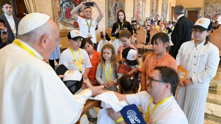 El Papa recibe a un grupo de niños palestinos y ucranianos