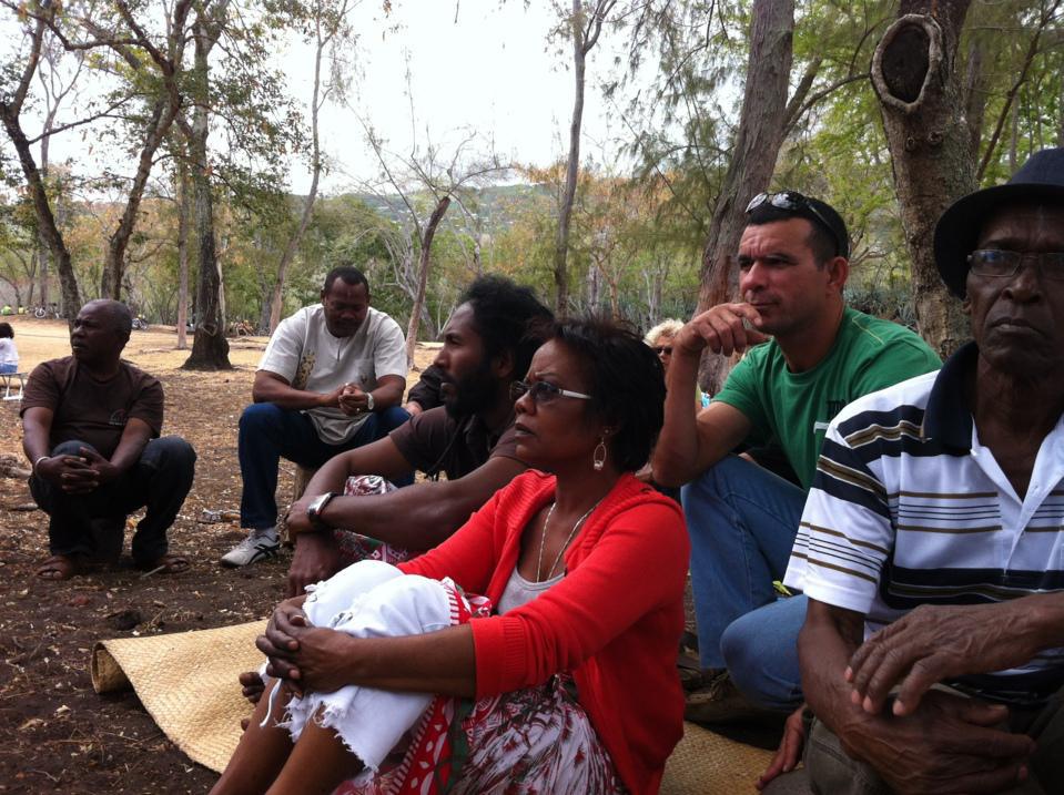 Des participants à l'ecoute de notre zarboutan: madame Baba
