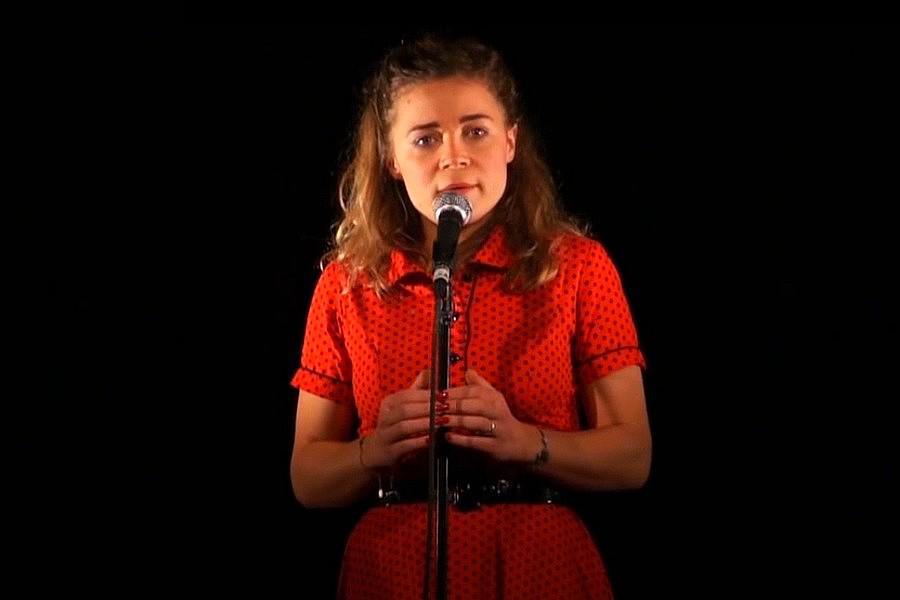 Gratuit Images Le Stand Up Caustique Trash Mais Hilarant De La Mutine Et dernière salutations