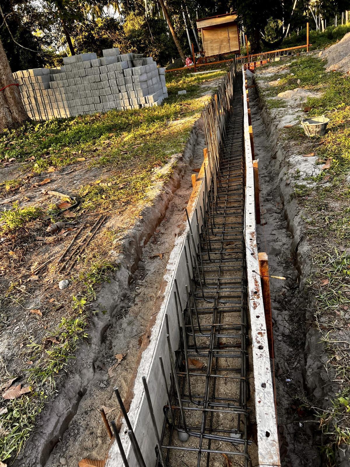 Pose de la Première Ceinture de Fondation Pose de la Première Ceinture de Fondation