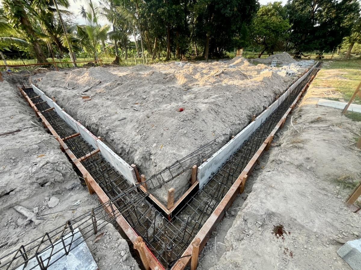 Pose de la Première Ceinture de Fondation Pose de la Première Ceinture de Fondation