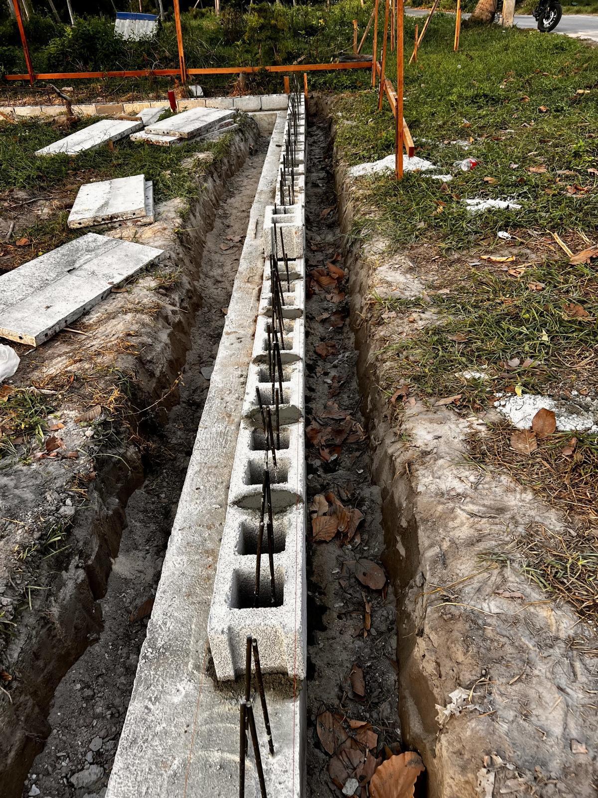Pose de la Première Ceinture de Fondation Pose de la Première Ceinture de Fondation