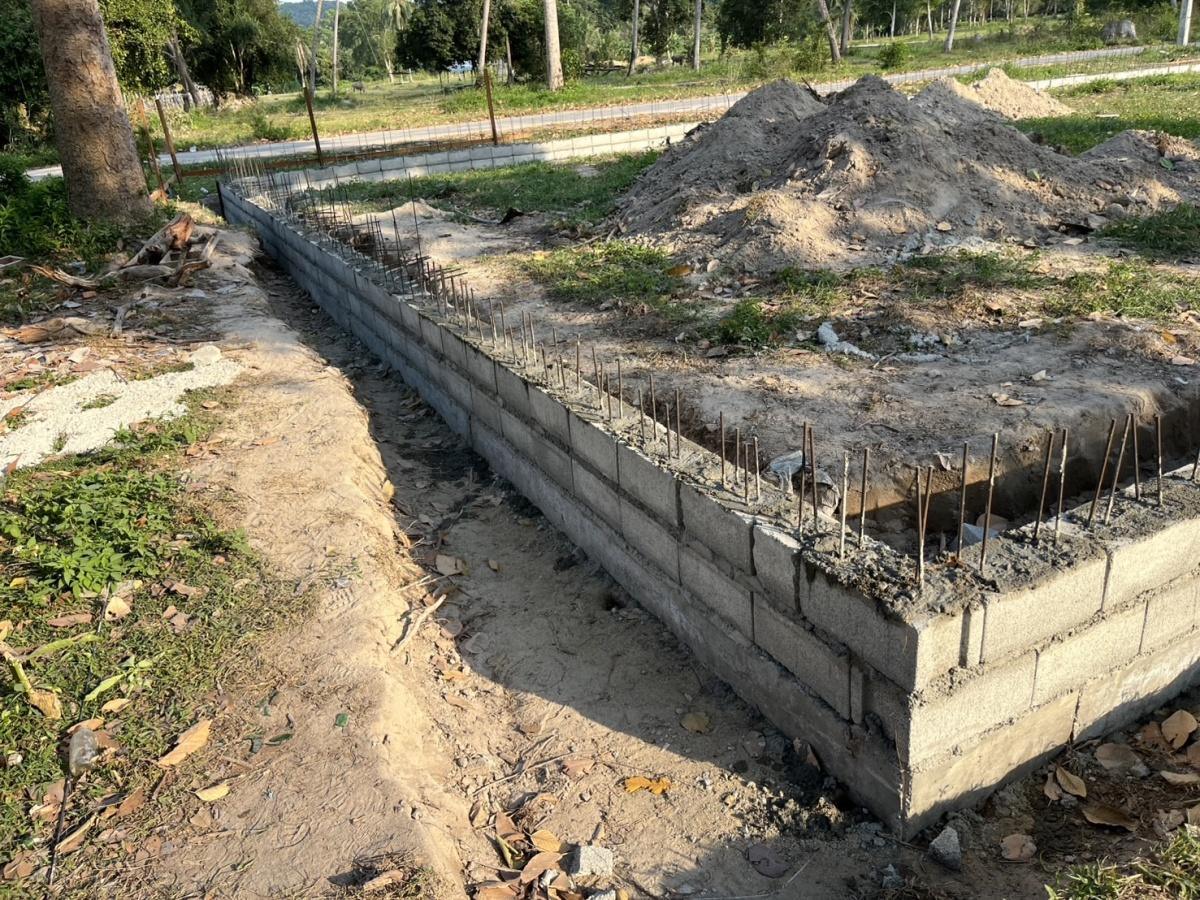 Pose de la Première Ceinture de Fondation Pose de la Première Ceinture de Fondation