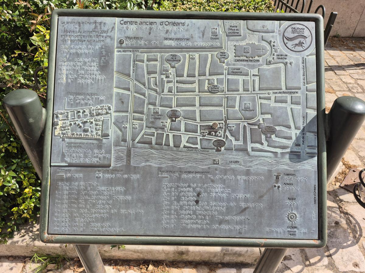 Rue de la Charpenterie - Plaque en braille