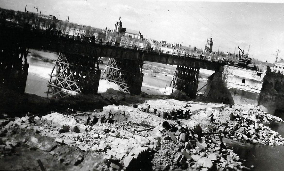 La passerelle provisoire sur le pont 