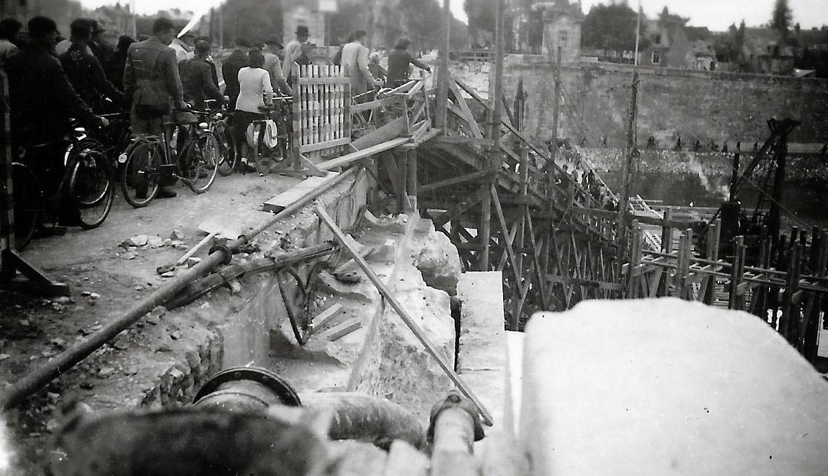 La passerelle provisoire sur le pont