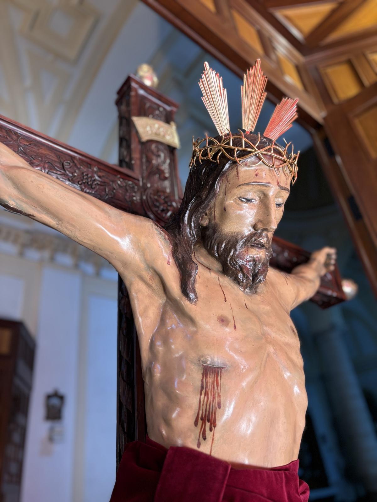 La Parroquia Santiago Apóstol acoge la misa por el cambio del altar mayor al retablo del Santísimo Cristo de las Injurias