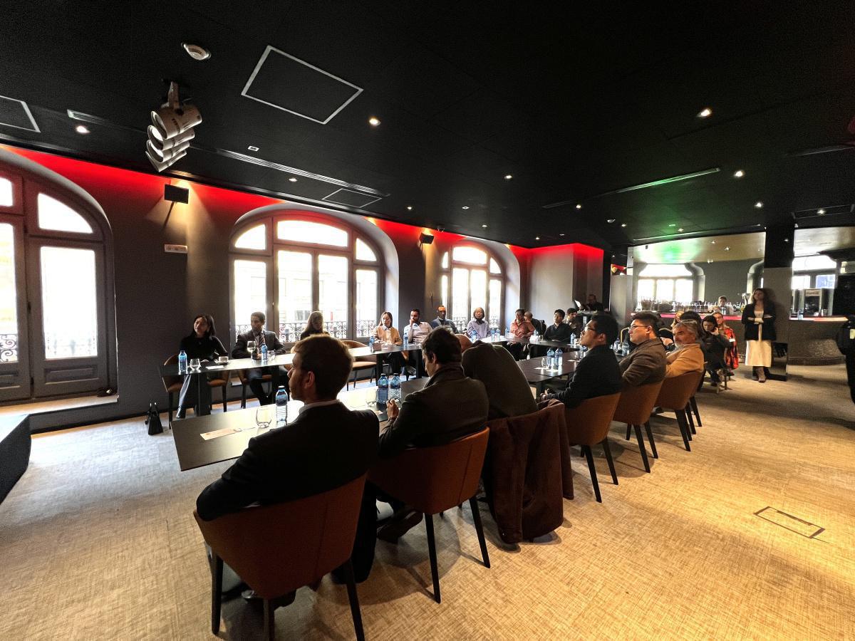 FORO V: “JÓVENES FUNDADORES DE EMPRESAS DE ÉXITO ESPAÑOLAS Y CHINAS REFLEXIONAN SOBRE OPORTUNIDADES Y RETOS” FORO V: “JÓVENES FUNDADORES DE EMPRESAS DE ÉXITO ESPAÑOLAS Y CHINAS REFLEXIONAN SOBRE OPORTUNIDADES Y RETOS”