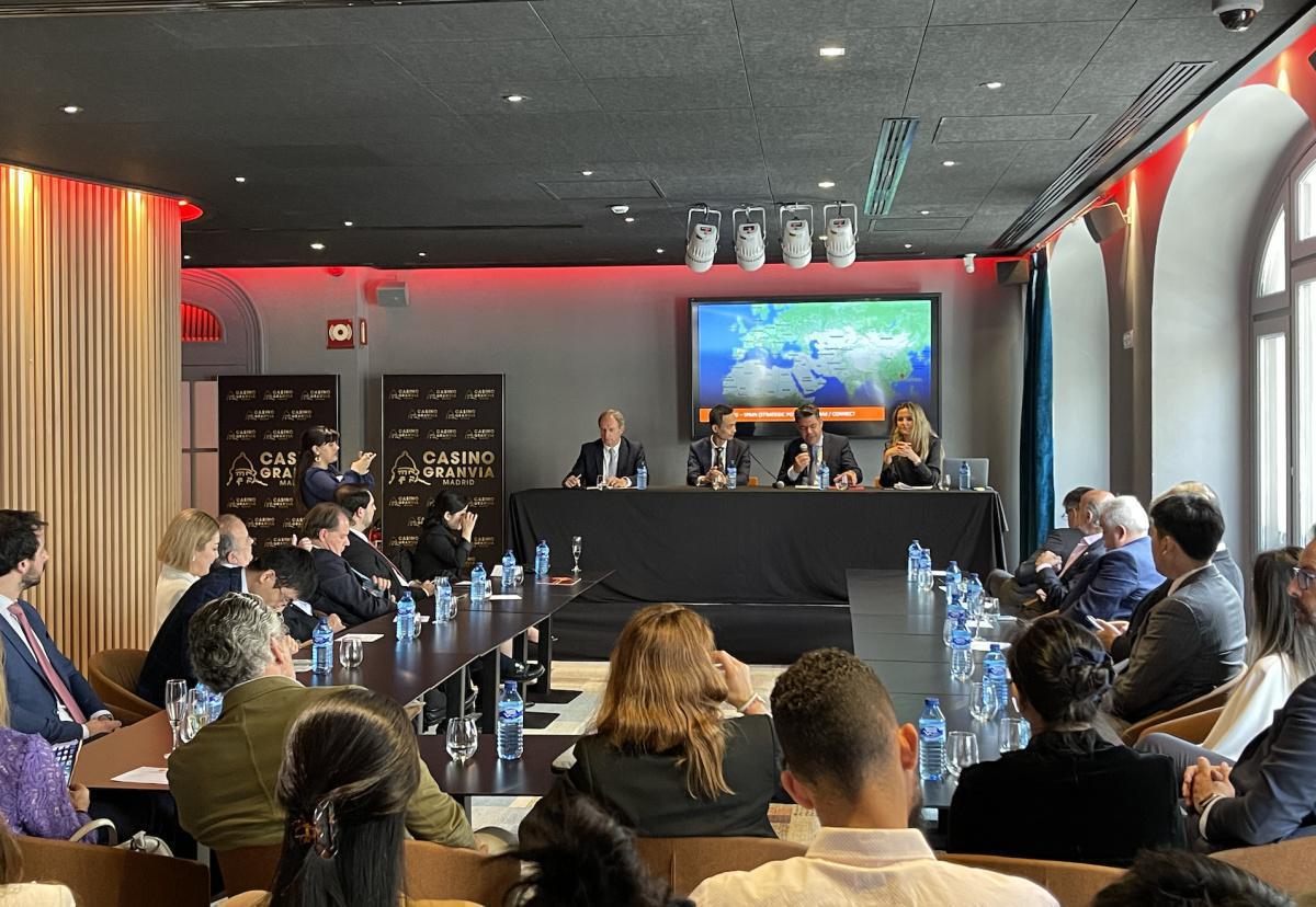 FORO IX: “MADRID Y HONG KONG, UNA MIRADA A LOS POLOS DEL NEGOCIO INTERNACIONAL” FORO IX: “MADRID Y HONG KONG, UNA MIRADA A LOS POLOS DEL NEGOCIO INTERNACIONAL”