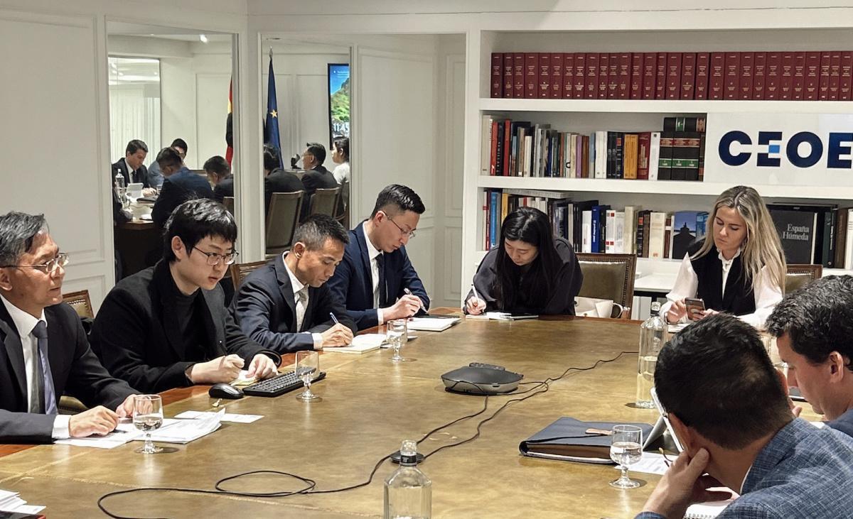 Junto a la Embajada de la República Popular China en el Reino de España y ACCEDER recibimos en CEOE a la comitiva directiva del Centro de Cooperación Económico de China (CECC) Junto a la Embajada de la República Popular China en el Reino de España y ACCEDER recibimos en CEOE a la comitiva directiva del Centro de Cooperación Económico de China (CECC)