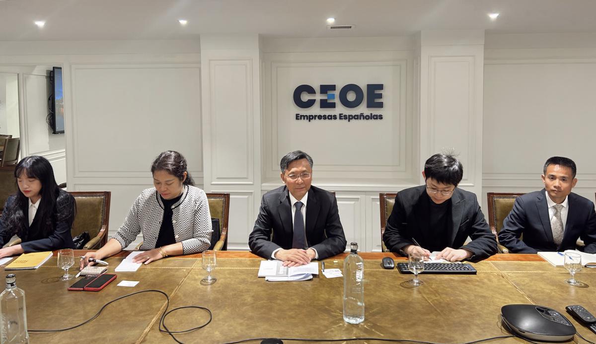 Junto a la Embajada de la República Popular China en el Reino de España y ACCEDER recibimos en CEOE a la comitiva directiva del Centro de Cooperación Económico de China (CECC) 