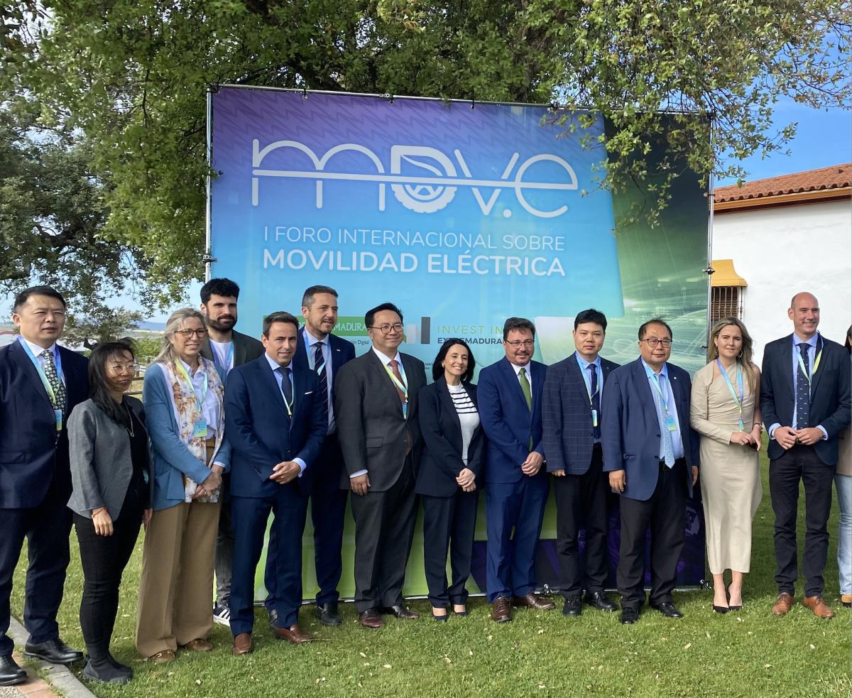 Extremadura lidera el debate sobre el futuro del vehículo eléctrico con la celebración del I Foro Internacional sobre Movilidad Eléctrica Extremadura lidera el debate sobre el futuro del vehículo eléctrico con la celebración del I Foro Internacional sobre Movilidad Eléctrica