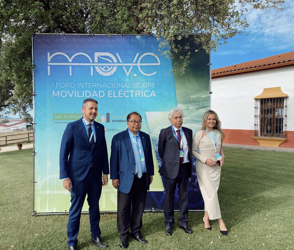 Extremadura lidera el debate sobre el futuro del vehículo eléctrico con la celebración del I Foro Internacional sobre Movilidad Eléctrica Extremadura lidera el debate sobre el futuro del vehículo eléctrico con la celebración del I Foro Internacional sobre Movilidad Eléctrica