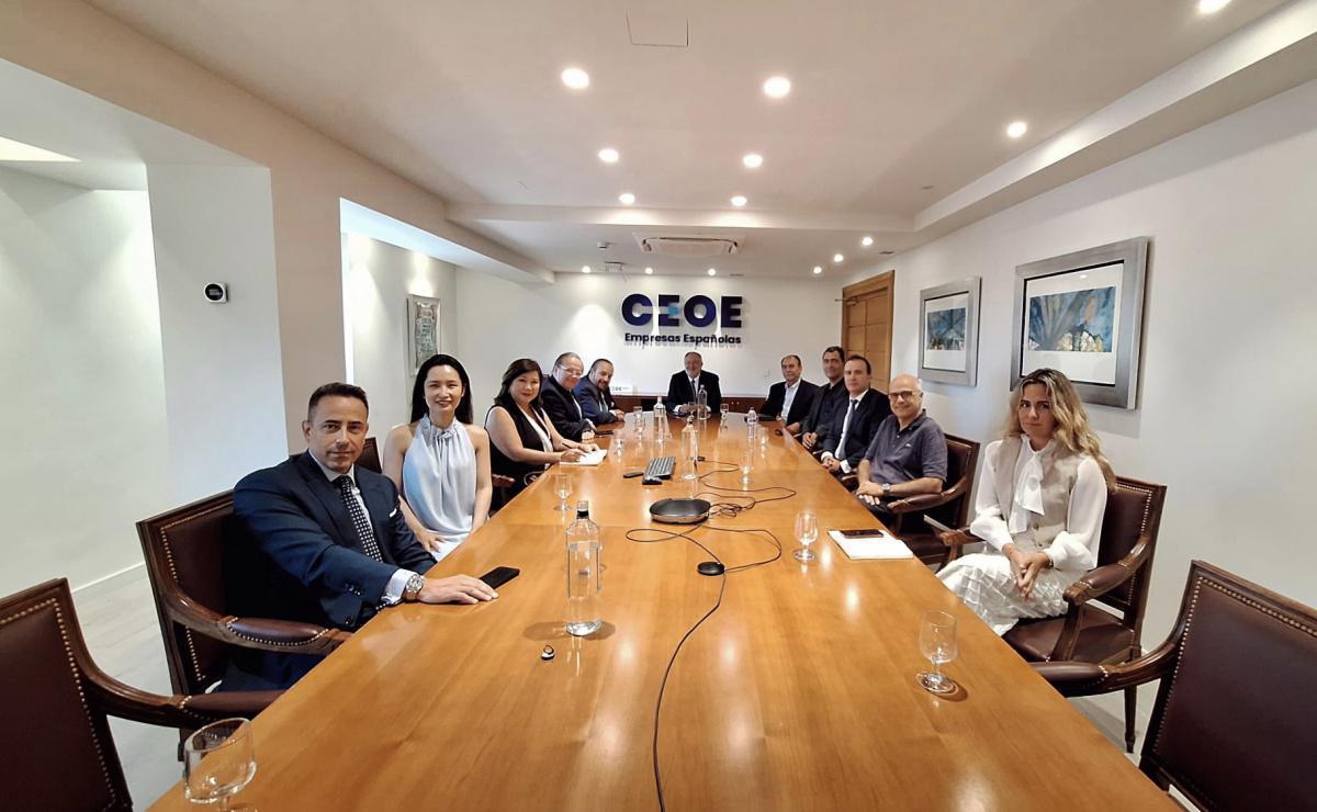 Reunión de la Junta Directiva de ACCEDER con el presidente Antonio Garamendi y directivos de CEOE