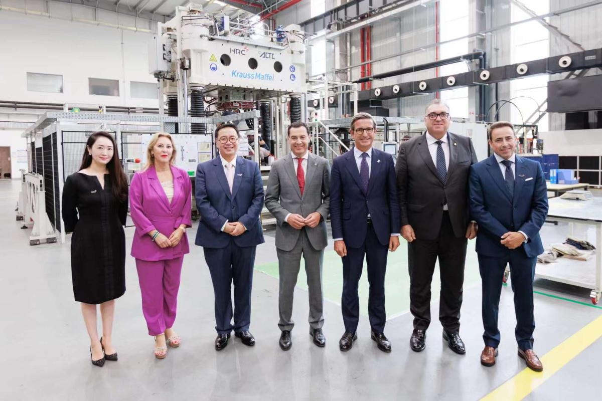 Juanma Moreno, presidente de la Junta de Andalucía, vista las instalaciones de HRC en Shanghái 
