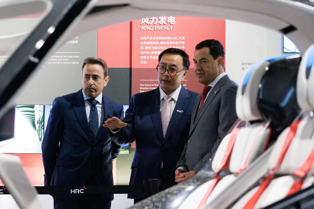 Juanma Moreno, presidente de la Junta de Andalucía, vista las instalaciones de HRC en Shanghái 