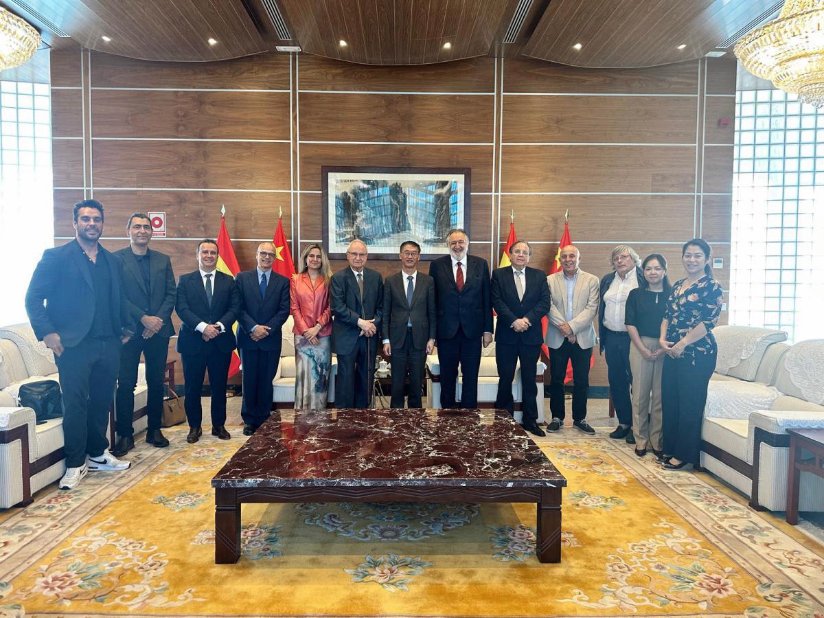 El embajador de China en España recibe a la junta directiva de ACCEDER