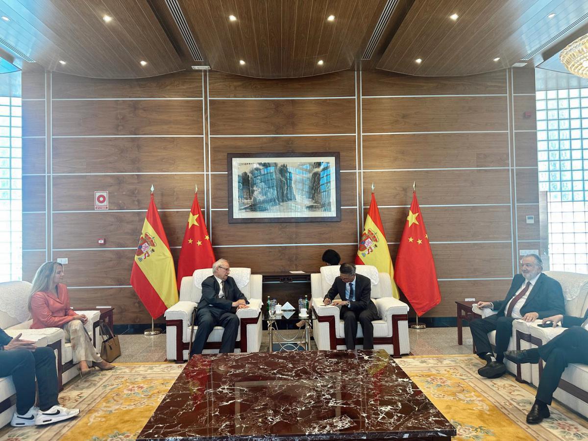 El embajador de China en España recibe a la junta directiva de ACCEDER