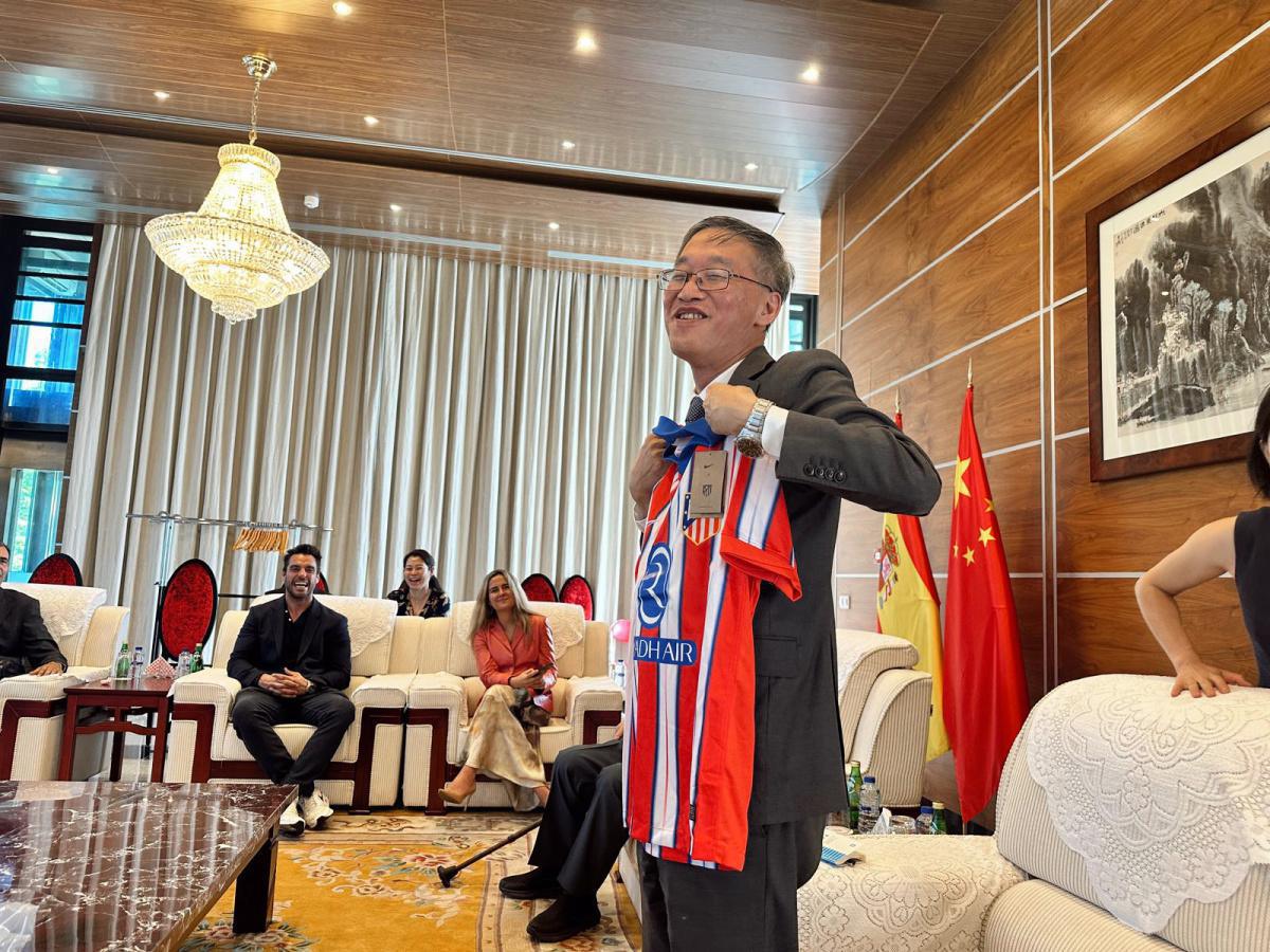 El embajador de China en España recibe a la junta directiva de ACCEDER