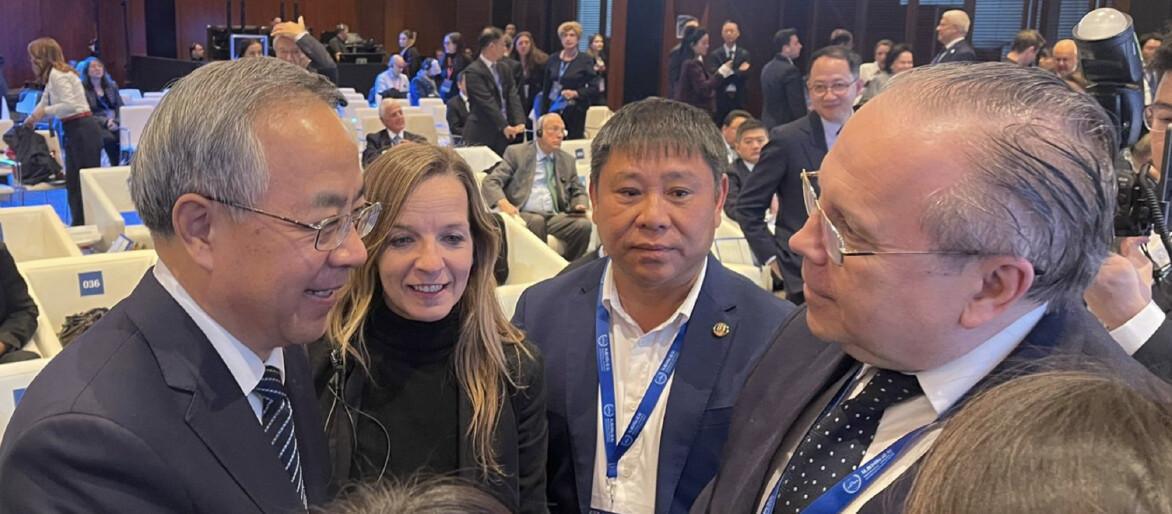 Antonio Miguel Carmona, vicepresidente de ACCEDER ha departido con el vice primer ministro de China, Hu Chunhua, la relación comercial entre China y España