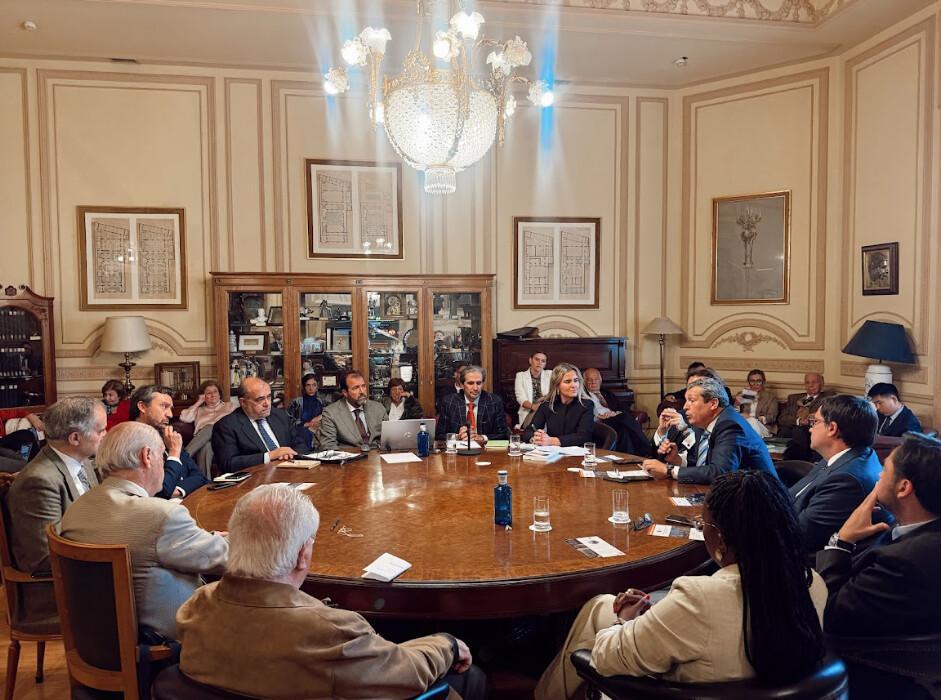 Laura González Escallada analiza la relación China–Iberoamérica en el Real Casino de Madrid en una tertulia económica con aforo completo