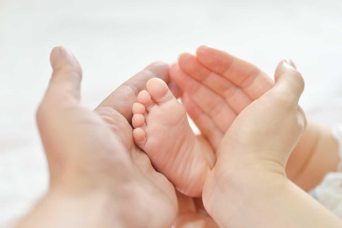 SUPPRIMER UNE BOUÉE DE SAUVETAGE": LE NOUVEAU CONGÉ PARENTAL INQUIÈTE LES SYNDICATS