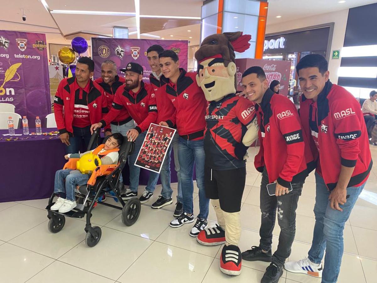 Con firma de autógrafos, apoya Savage la causa del Teletón Con firma de autógrafos, apoya Savage la causa del Teletón