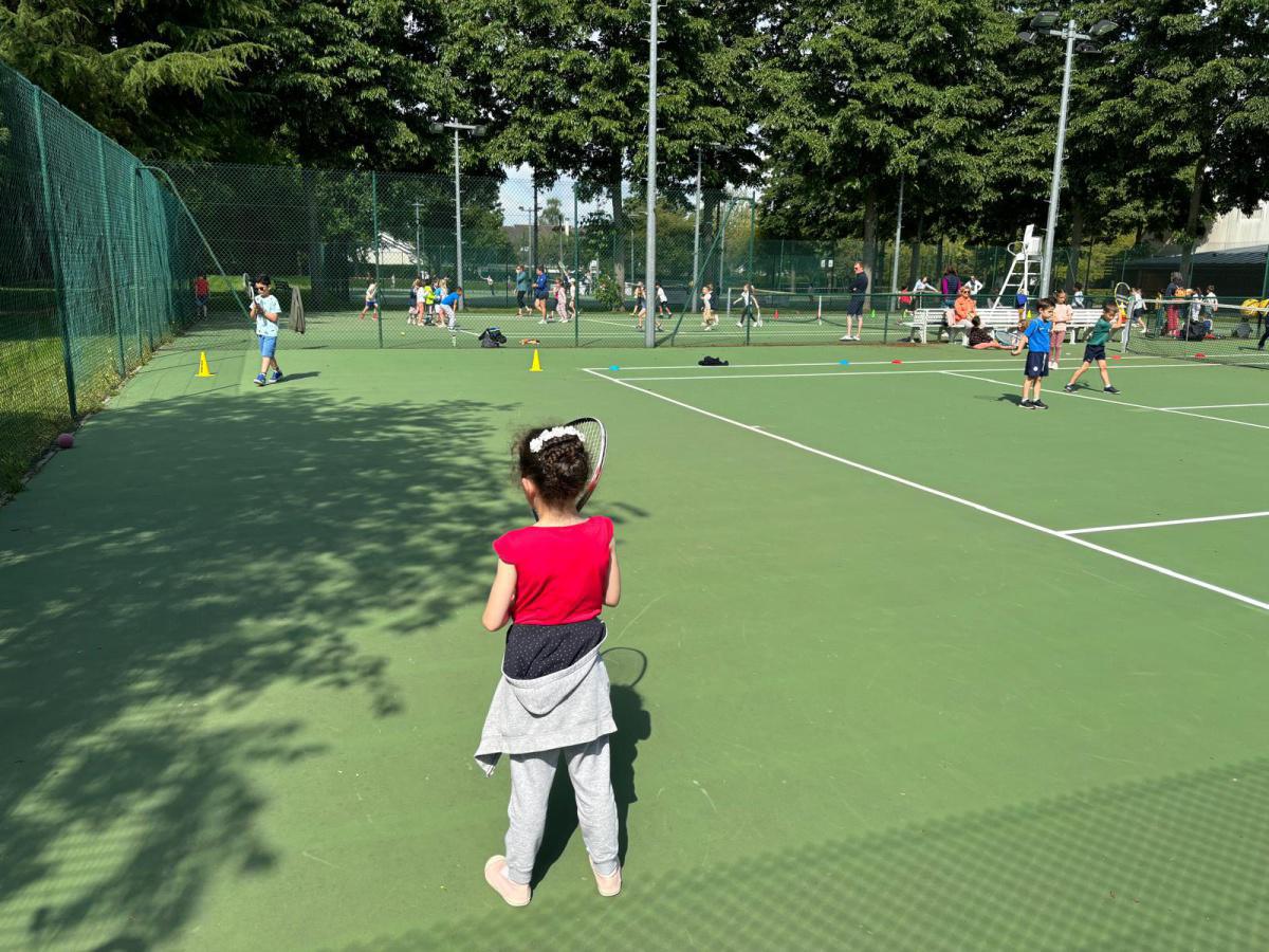 De la cour aux courts : traditionnelle fête du Tennis à l'école😋🥳 De la cour aux courts : traditionnelle fête du Tennis à l'école😋🥳