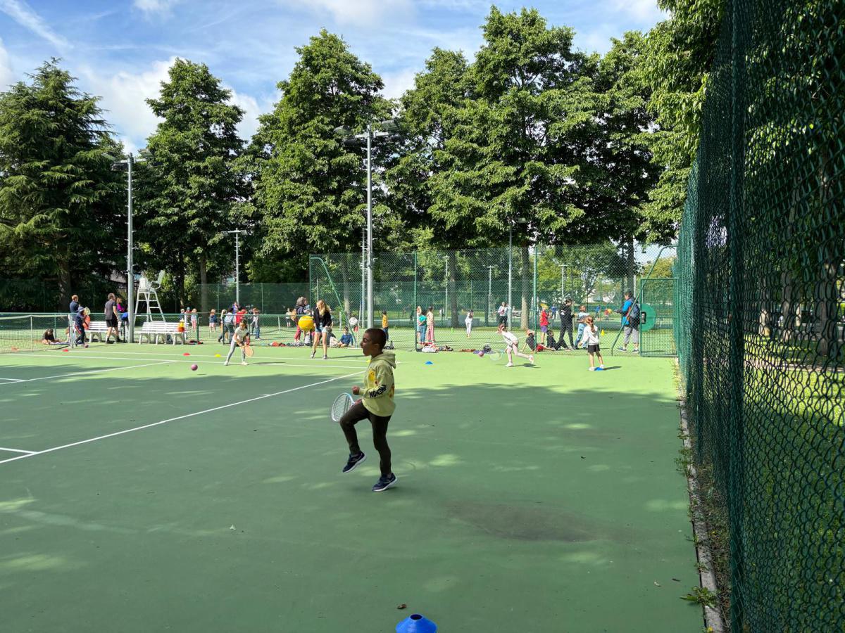 De la cour aux courts : traditionnelle fête du Tennis à l'école😋🥳 De la cour aux courts : traditionnelle fête du Tennis à l'école😋🥳