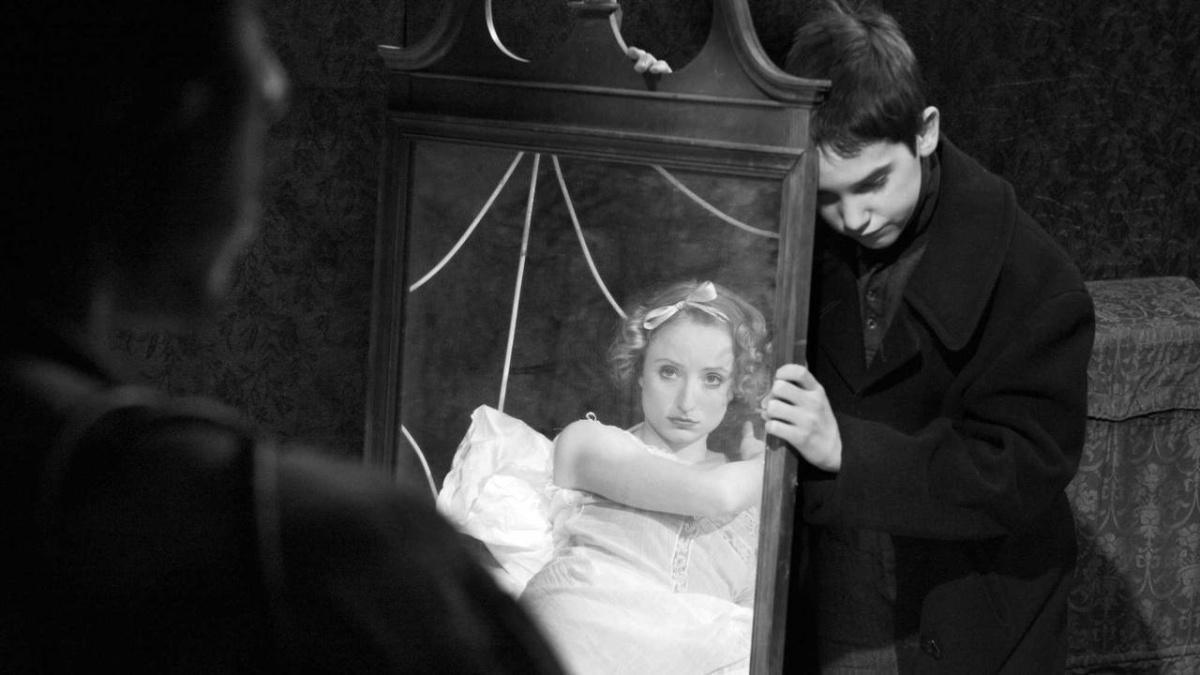 Une marque sur le cerveau ! Un souvenir en 12 chapitres), 2006, Guy Maddin Une marque sur le cerveau ! Un souvenir en 12 chapitres), 2006, Guy Maddin