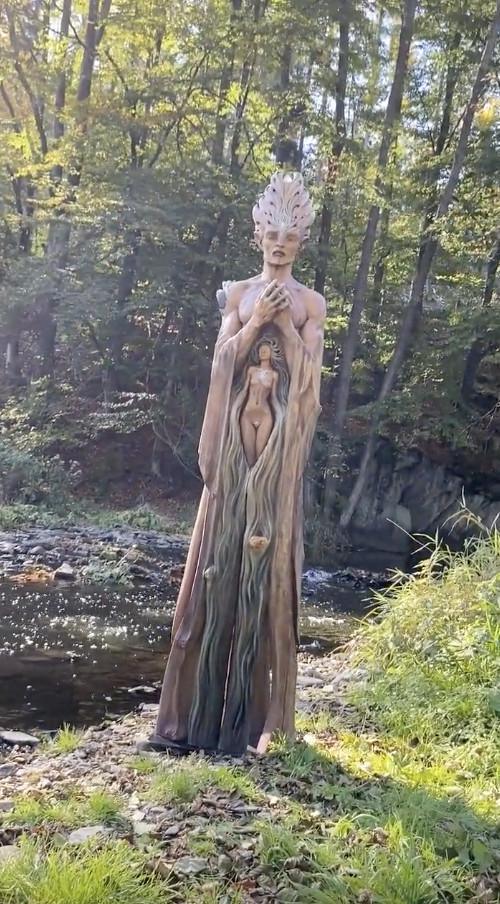 L'artiste tchèque Marek Cinko crée d'étranges sculptures en bois inspirées des extraterrestres et des elfes