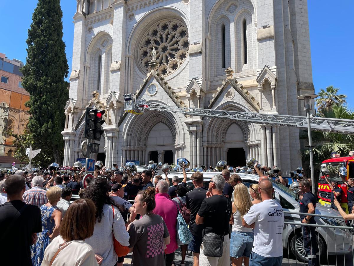 Nice : hommage émouvant au pompier décédé sur la Promenade des Anglais Nice : hommage émouvant au pompier décédé sur la Promenade des Anglais