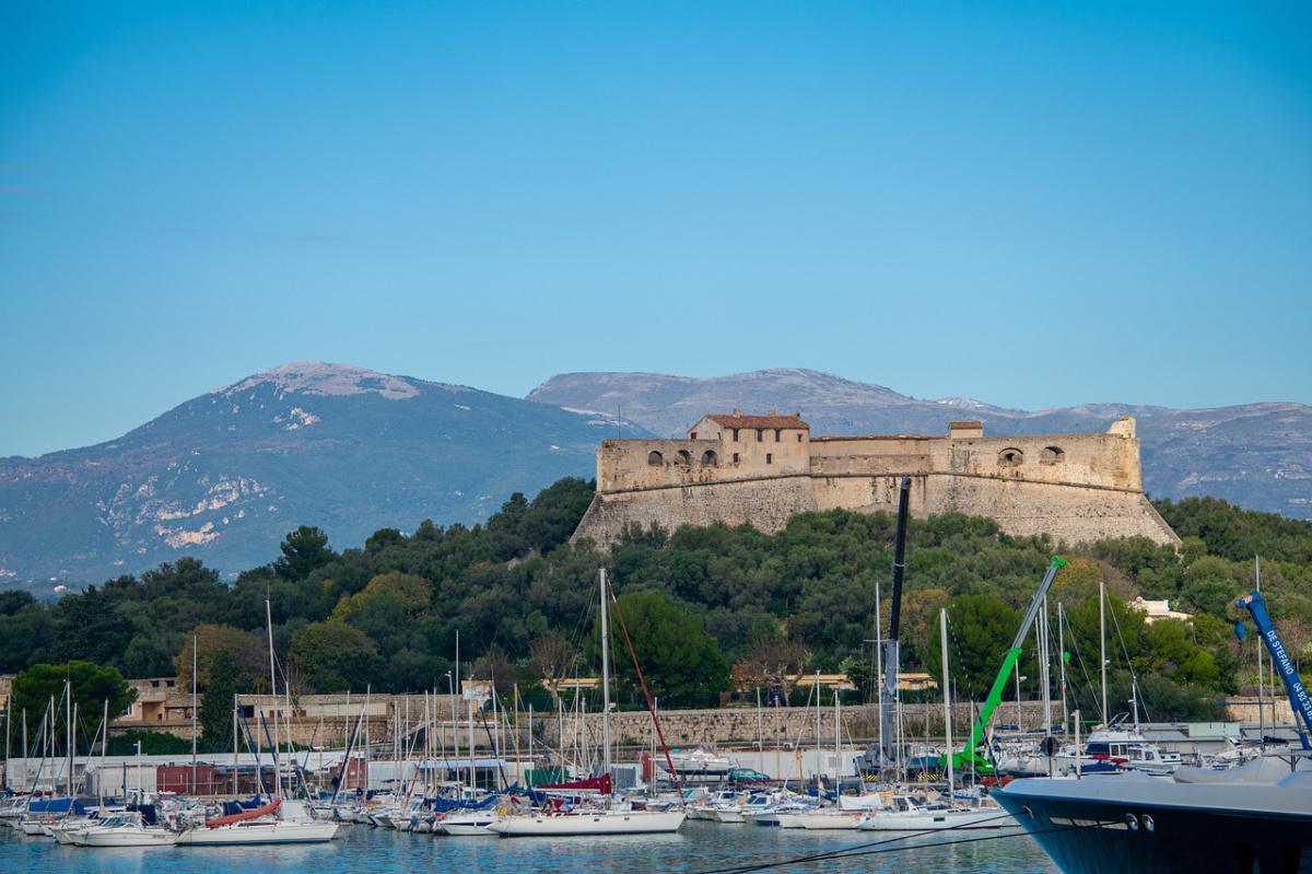 Des milliers de personnes à Antibes pour assister au passage de la flamme paralympique 