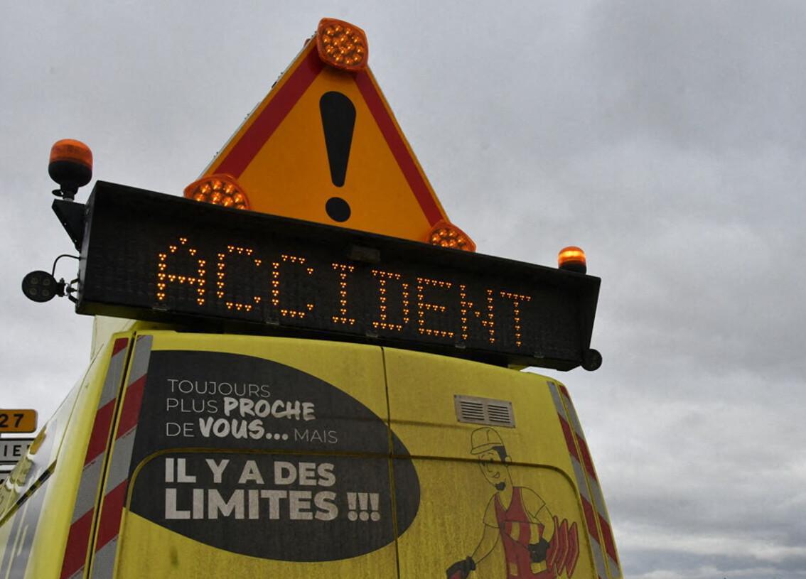 Accident sur l'A8 : un semi-remorque percute un véhicule de balisage Vinci-Escota Accident sur l'A8 : un semi-remorque percute un véhicule de balisage Vinci-Escota